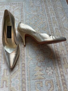 Stuart Weitzman Metallic Gold Pointed-Toe Pumps size 7